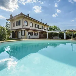 Casa vacanze Pool By The Sea, Le Focette